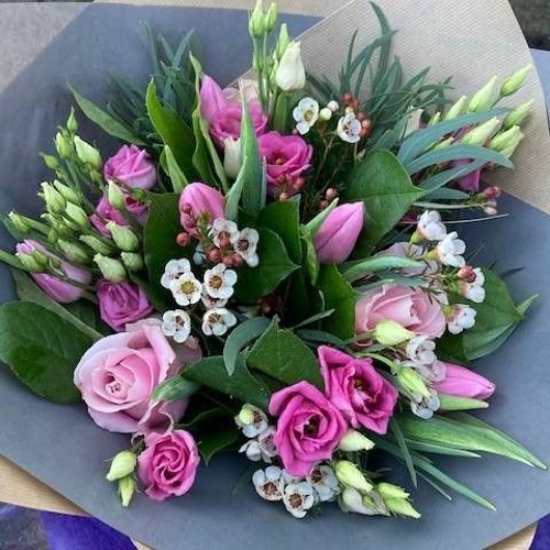 The Art Of Cake And Bouquet Delivery In Dubai