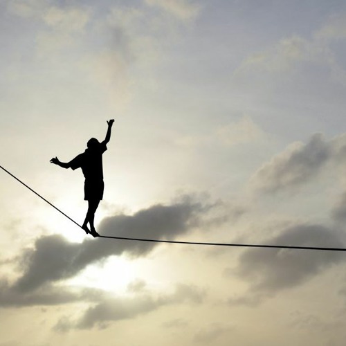 человек балансирует на канате над пропастью