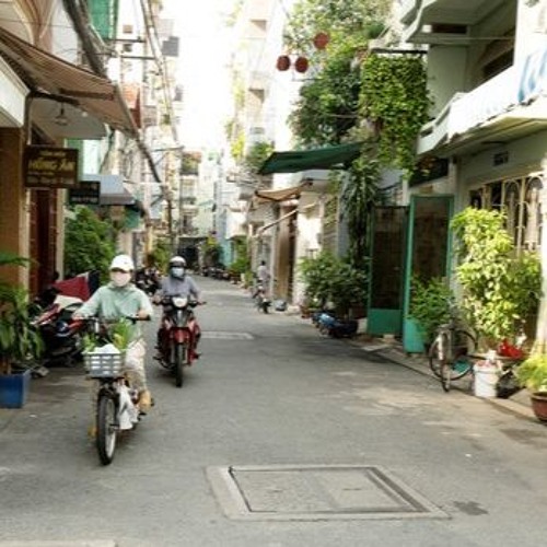 Khu dân cư_xe chạy qua lại trong hẽm lớn, người dân trong hẻm nói chuyện