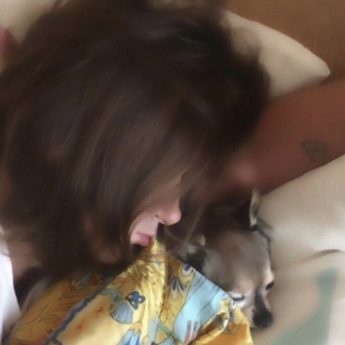 انا بعاتب صورها ساعات عشان ارتاح