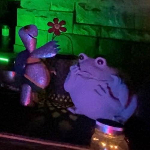 Toad in a Basket is getting courted by Turtle con Flor