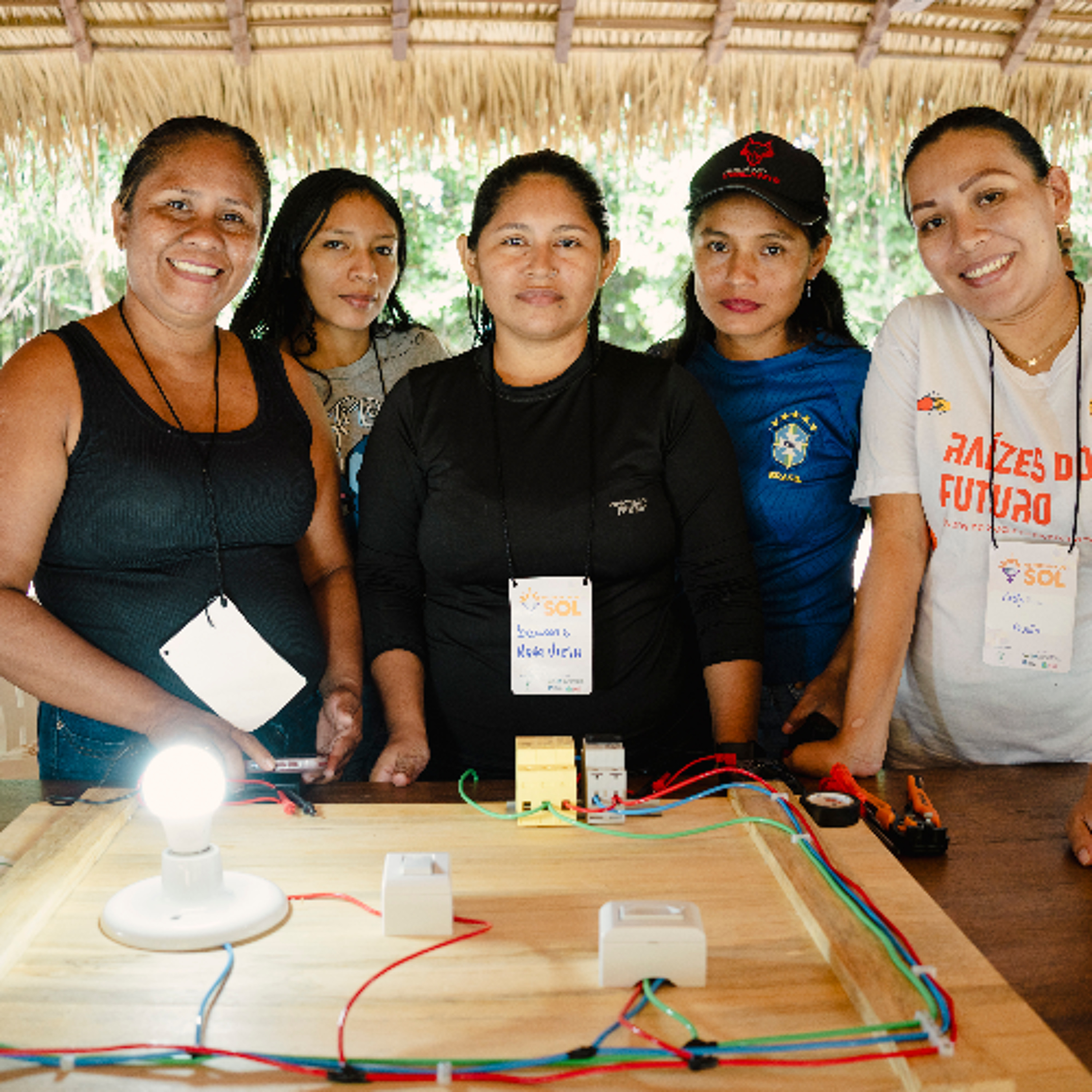 Mulheres eletricistas do sol fortalecem autonomia energética em comunidades da Amazônia