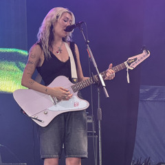 nieve ella - ganni top - live at truck festival