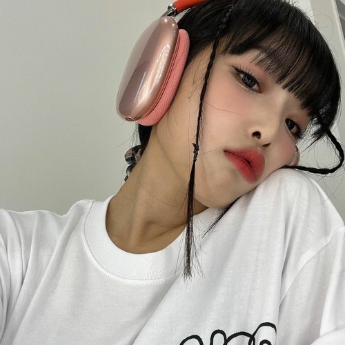 YENA(최예나) - Love War (Feat. BE‘O)