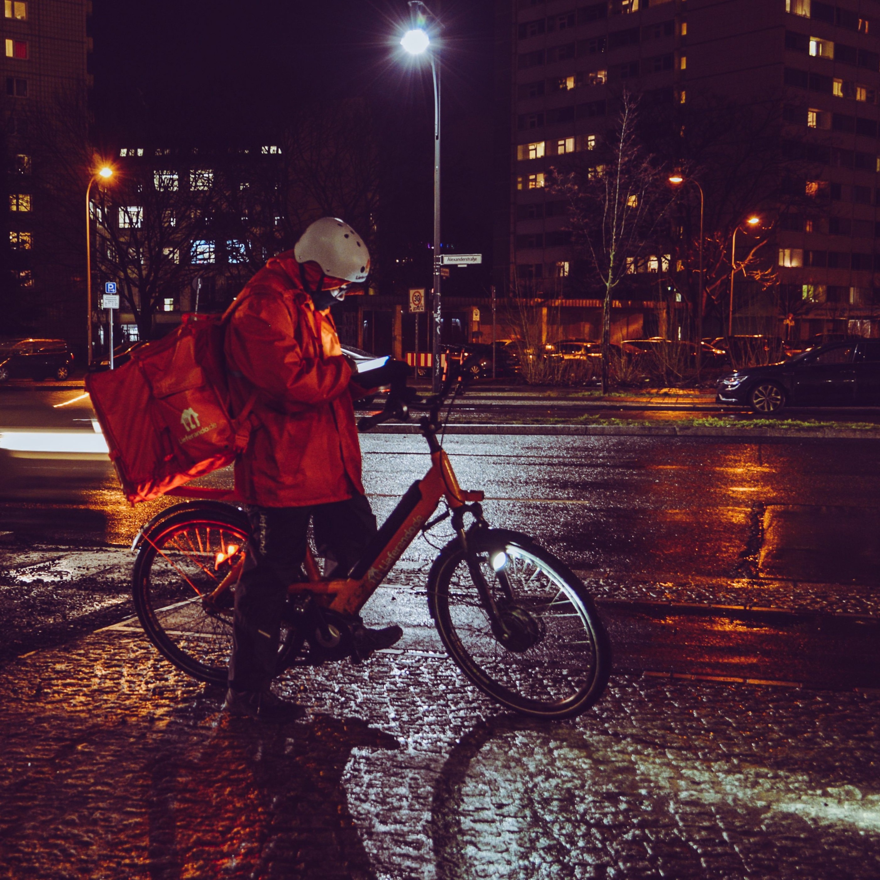 "Le journal des Confinés" Episode 5 LE LIVREUR A VELO