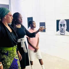 Muriel Munga explore la beauté des barbes et cheveux argentés dans l'exposition « Poivre et Sel »