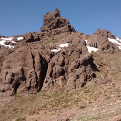 Por el cerro voy subiendo