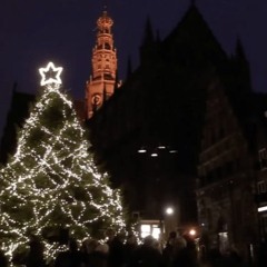 De kerstboom van de grote markt is verwerkt tot een parfum. Spaarnelanden verteld.