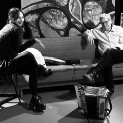 Ich Sitze Drinnen, feat. Tankataka am Klavier