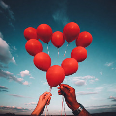 В небе красные шарики