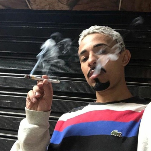 MC RYAN DA PENHA - DE REFLEXO ALINHADO COM A GLOCK NA CINTURA POSTURADO E TRAJADINHO