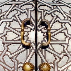 close the door