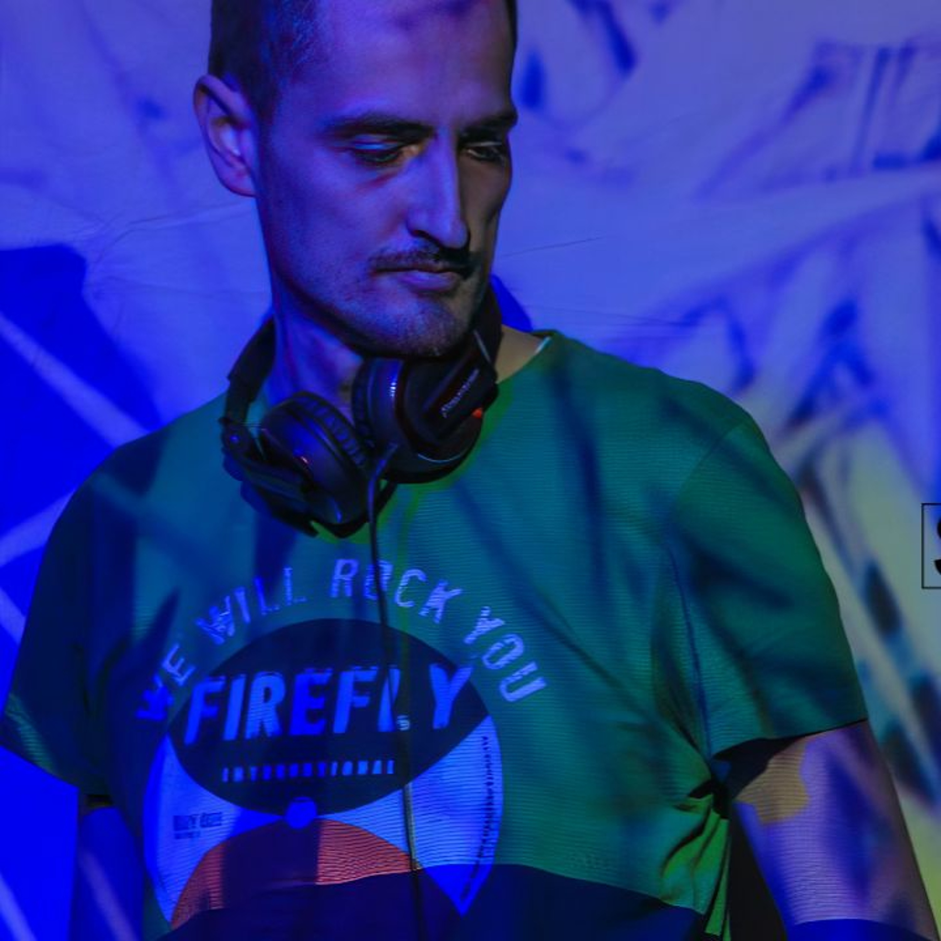 Side Liner (#downtempo) Renil Edis (#techno)