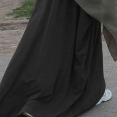 أحببتُها بعباءةٍ وحجابِ 🌸