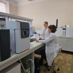 Великий адронний колайдер, яблука, мікроби і не тільки: Інституту монокристалів 70 років