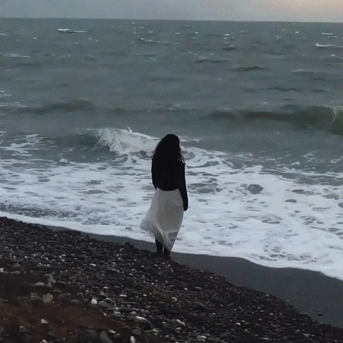 the sun don’t shine, the tears don’t show