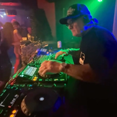 Off The Cuff 32