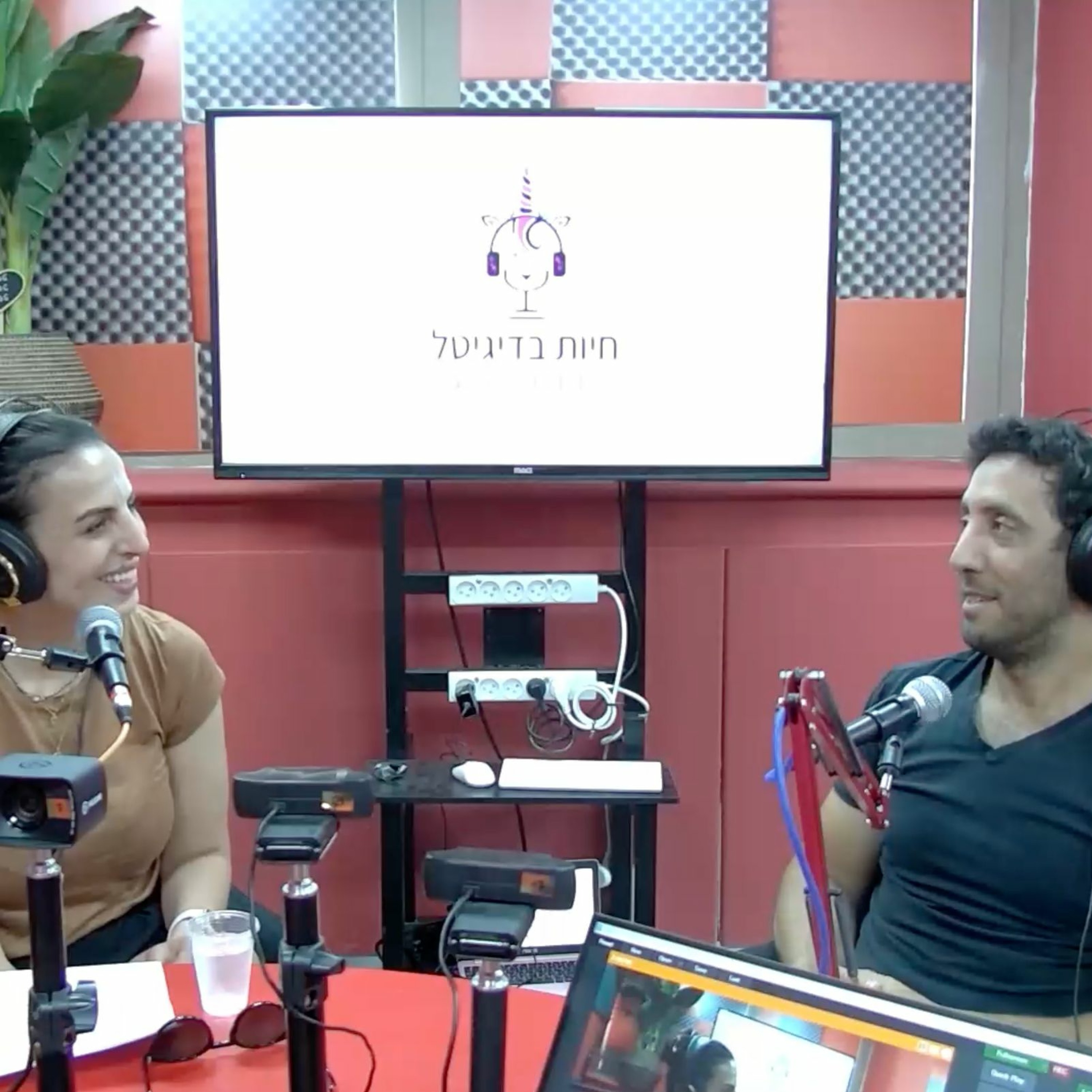 מארחת את ד"ר זיו צויגהפט בפרק על ג'ט לג חברתי episode artwork