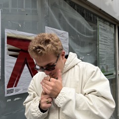 👨🏼‍🦯‍➡️
