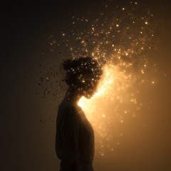 في وَجهِها سَطَعَتْ وَماتَتْ أَنْجُمي