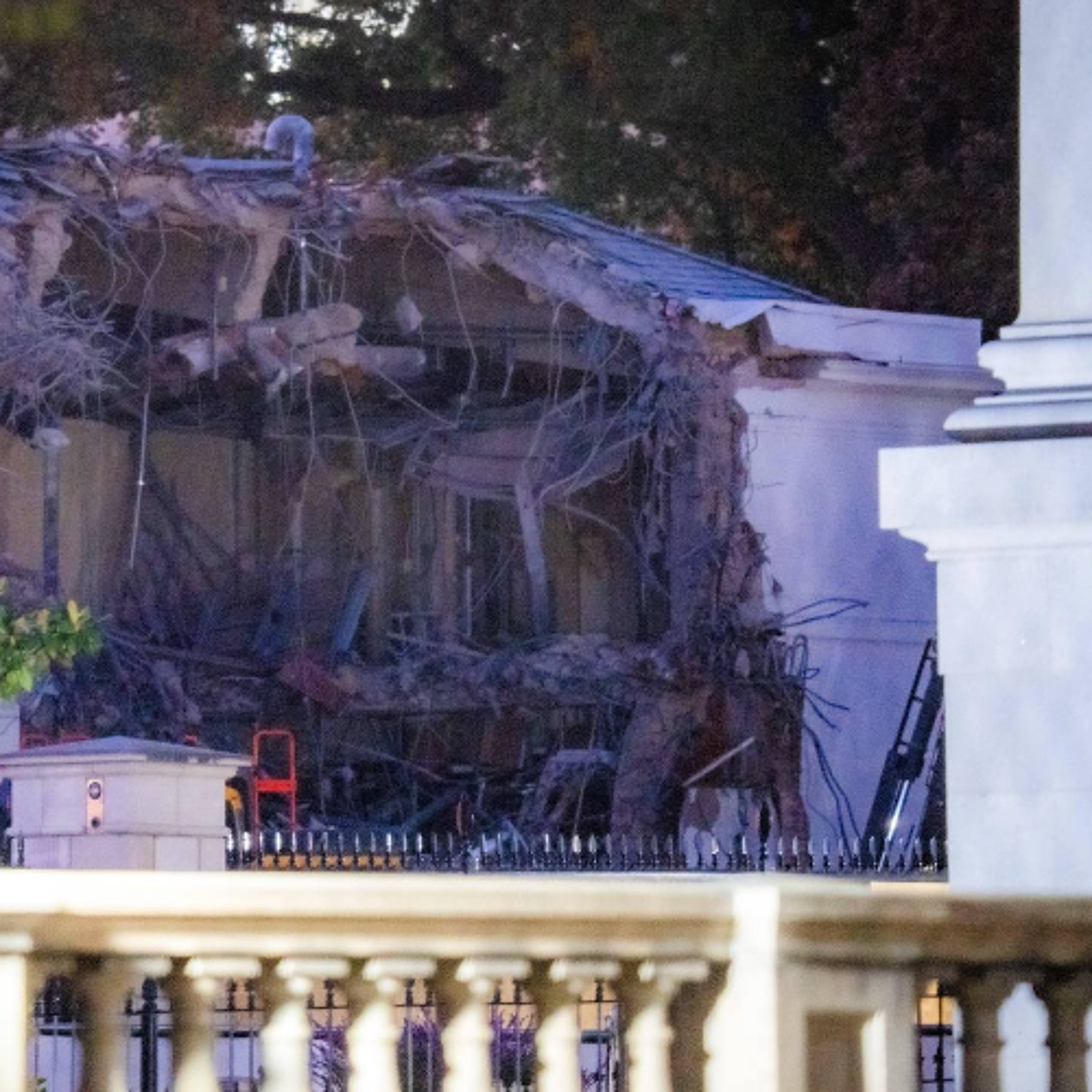 La 'hybris' destructiva de Trump: de la demolición del ala este de la Casa Blanca al derribo de la democracia occidental episode artwork