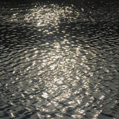 ( يَسْمَعُ آيَاتِ اللَّهِ تُتْلَىٰ عَلَيْهِ .. ) ˚.  ࣪