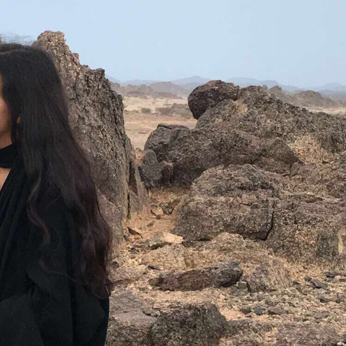 مثل مابين شعرها من ورا الشيله " .