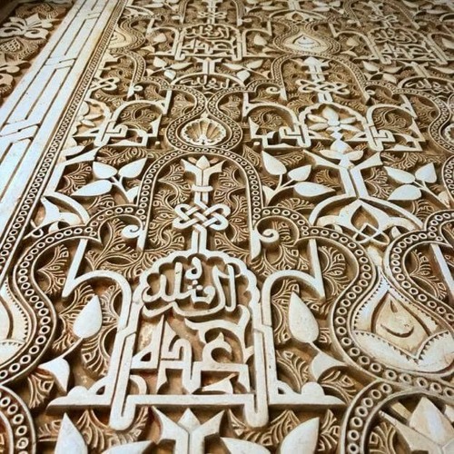 تبكي..