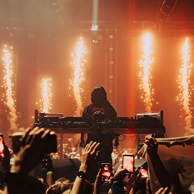 Beauty and a Beat x Turn on the Lights x Make You Sweat (Knock2 Remix)