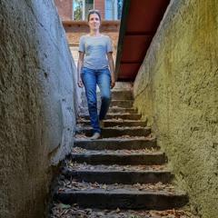 pas dans souterrain musee des feuilles tirana albanie