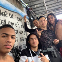 havaianas branca no pé