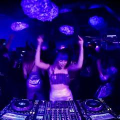 Moody House Mix in a New York Warehouse - Tinzo