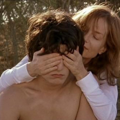 شلون عينك غمضت وآني بعيد