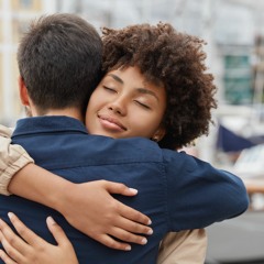 Pourquoi certaines femmes apprécient-elles que leur partenaire leur offre des câlins ?