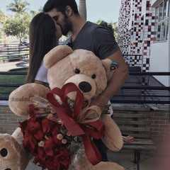 معي حب وبقايا احلام وباقه ورد خجلانه ..🎶❤️‍🩹