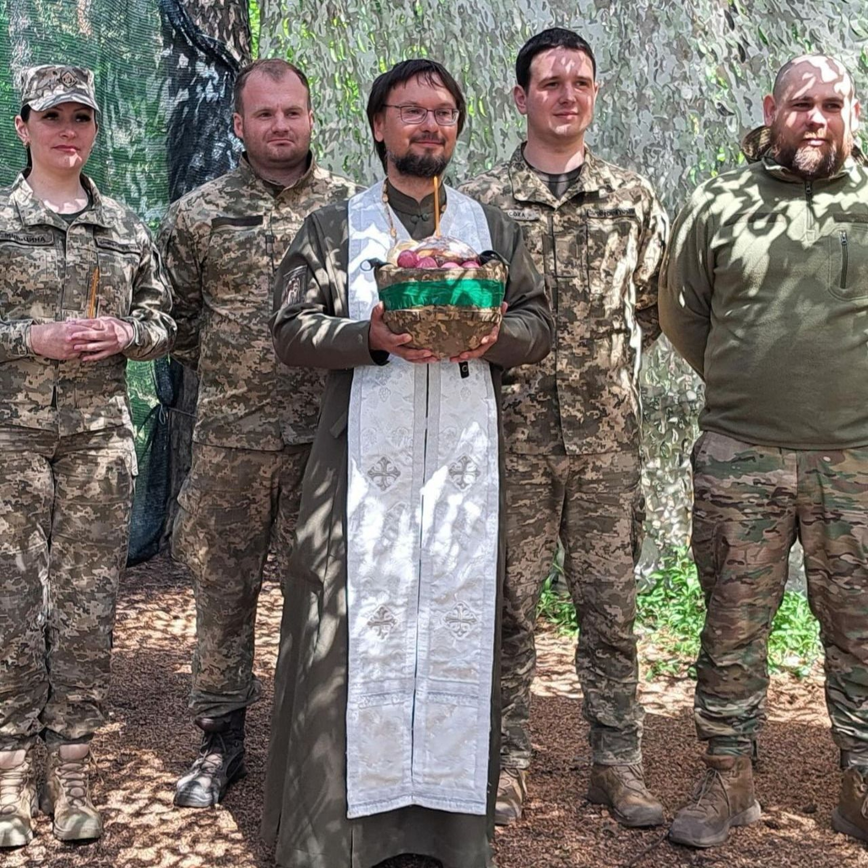 Як освячують паски у бліндажах і доставляють їх дронами: капелан про Великдень на фронті