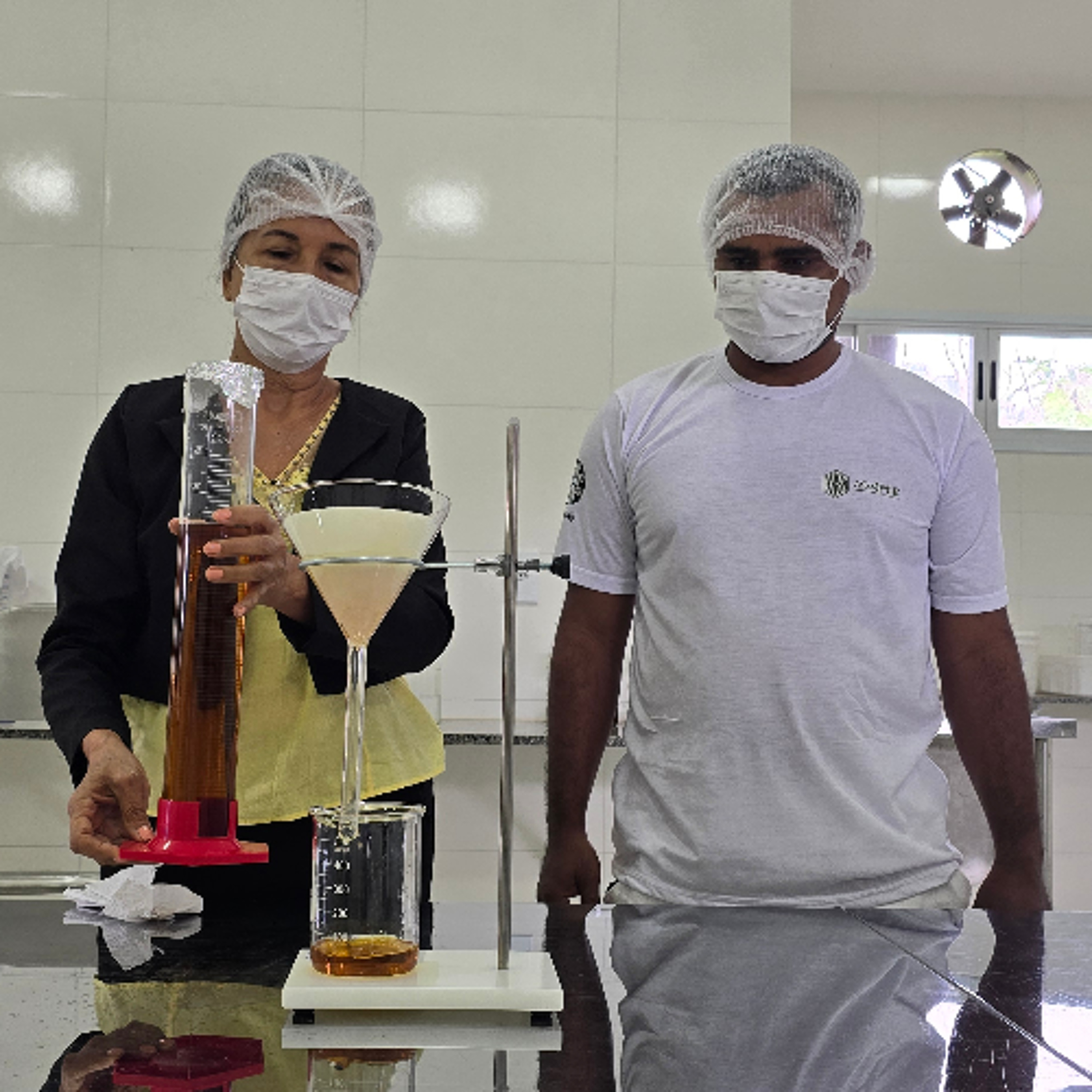 Oficina capacita meliponicultores na produção de extrato de própolis na Casa do Mel