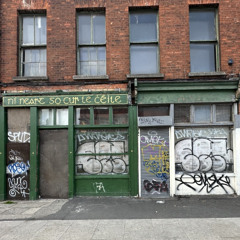 A Amiens Street, el clo gaelach s'avança per l'esquerra