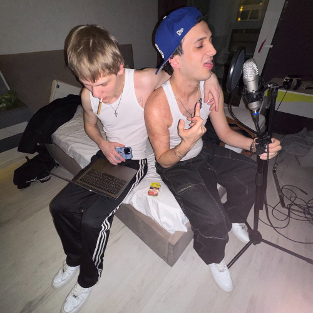 2 White Twins