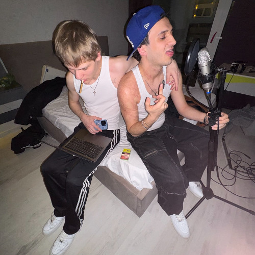 2 White Twins