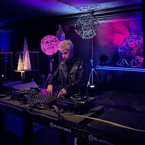 ✨ Groovy Techno DJ Set from Another Galaxy ✨ by AARON BLEEK