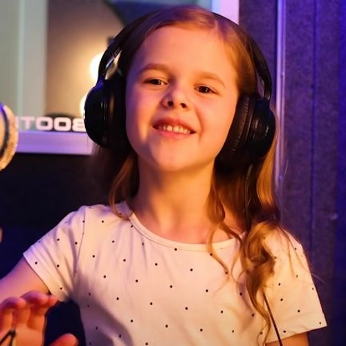 Somewhere Over The Rainbow - 8 - Year - Old Claire Crosby On Ukulele