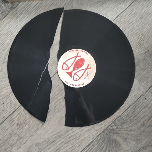 i play broken records smahed at pieces to find the Pieces,🥱 Broken promisses 🤭