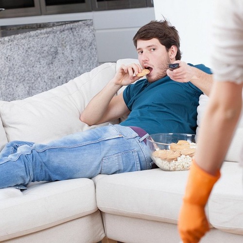 Муж ничего не ест. Обычный человек на диване.