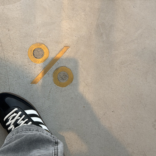 ياام الثوب الاحمر ثوبج عاجبني لونه