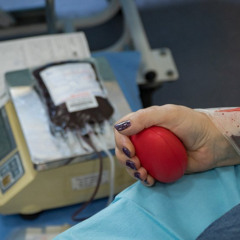 Здавати кров — це один із донатів військовим