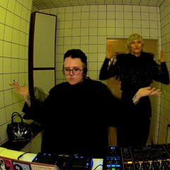 WISER LIVE FROM A BATHROOM IN BERLIN