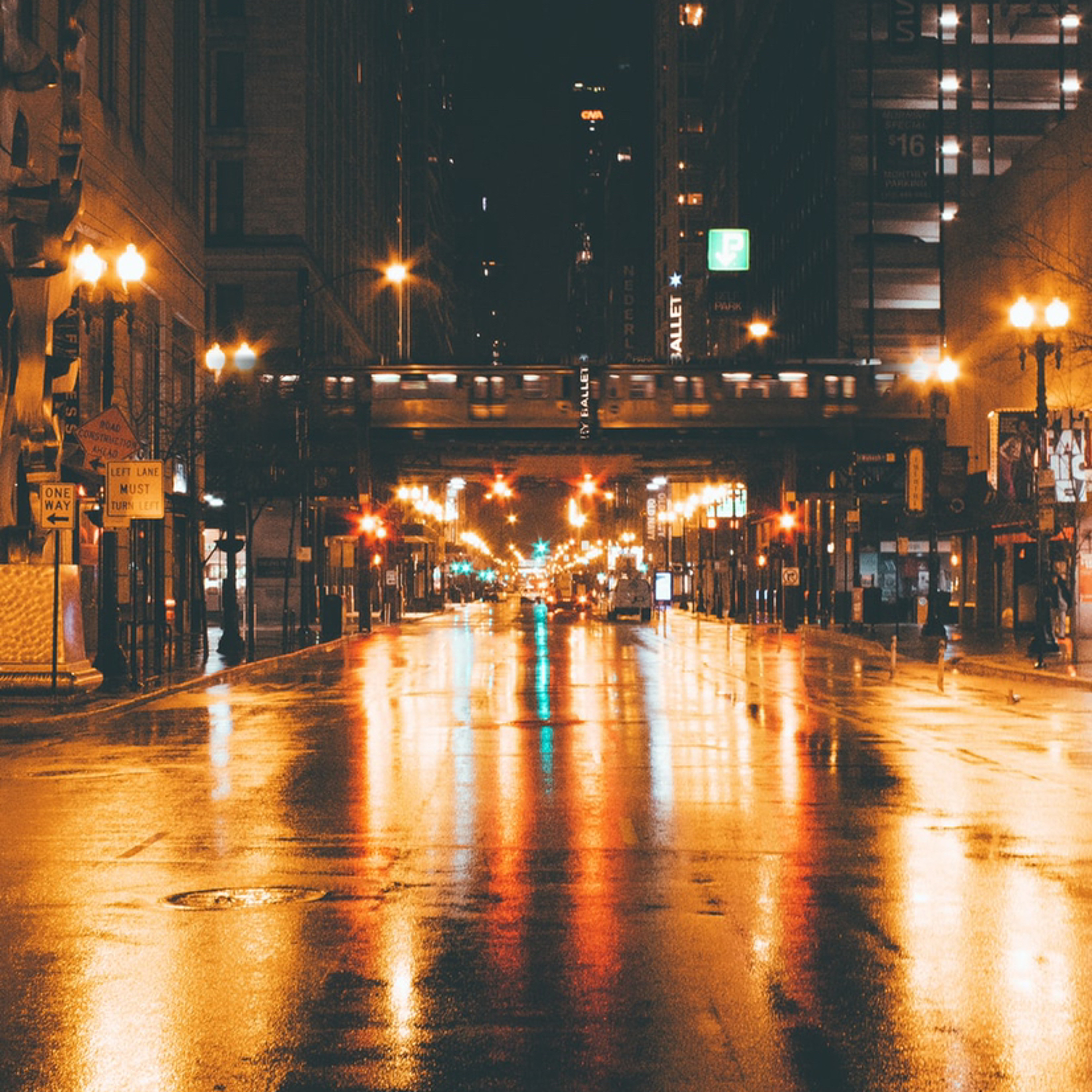 Девушка ночью в городе. Ночная дорога. Огни ночного города. Ночью город живёт совсем другой жизнью. Город ночью.