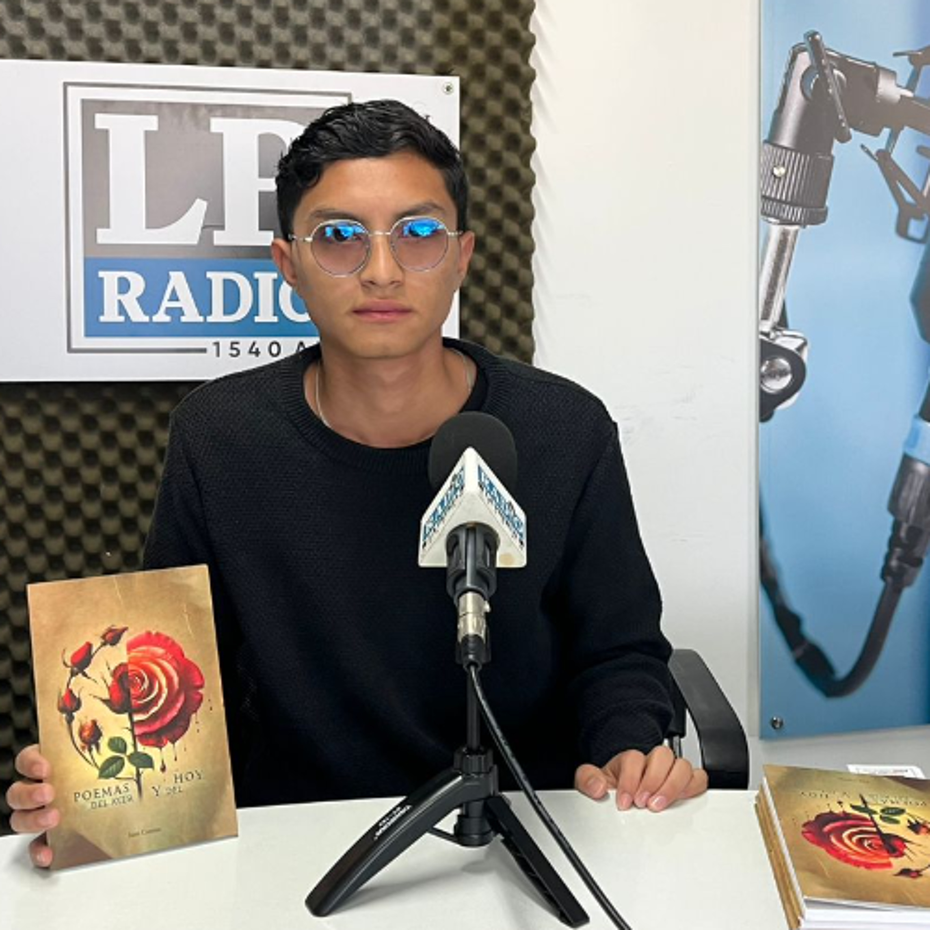 8. Entrevista con autor del libro Poemas del ayer y hoy