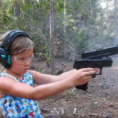 im a very dangerous woman and i have a gun 🅴